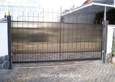 Кованные ворота зашиты поликарбонатом